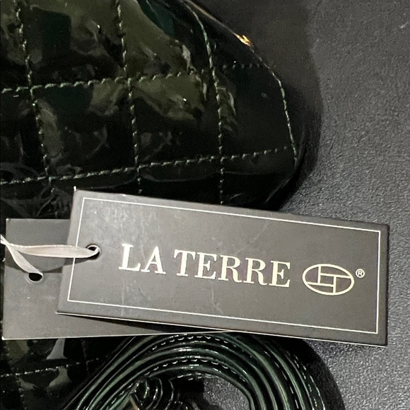 La Terre | Quilted Emerald Green Handbag w/ Crossbody Strap - Picture 3 of 15